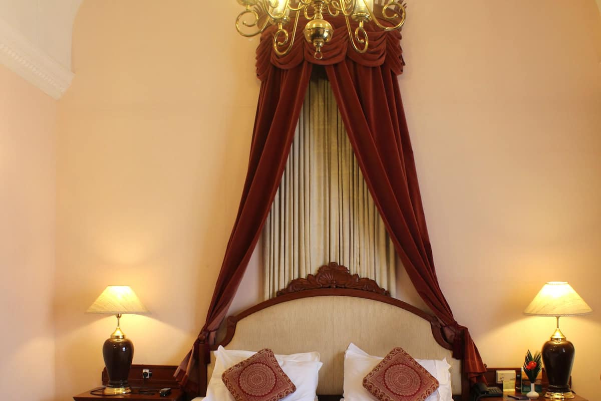 Palace Suite | Escritorio, cortinas blackout y tabla de planchar con plancha