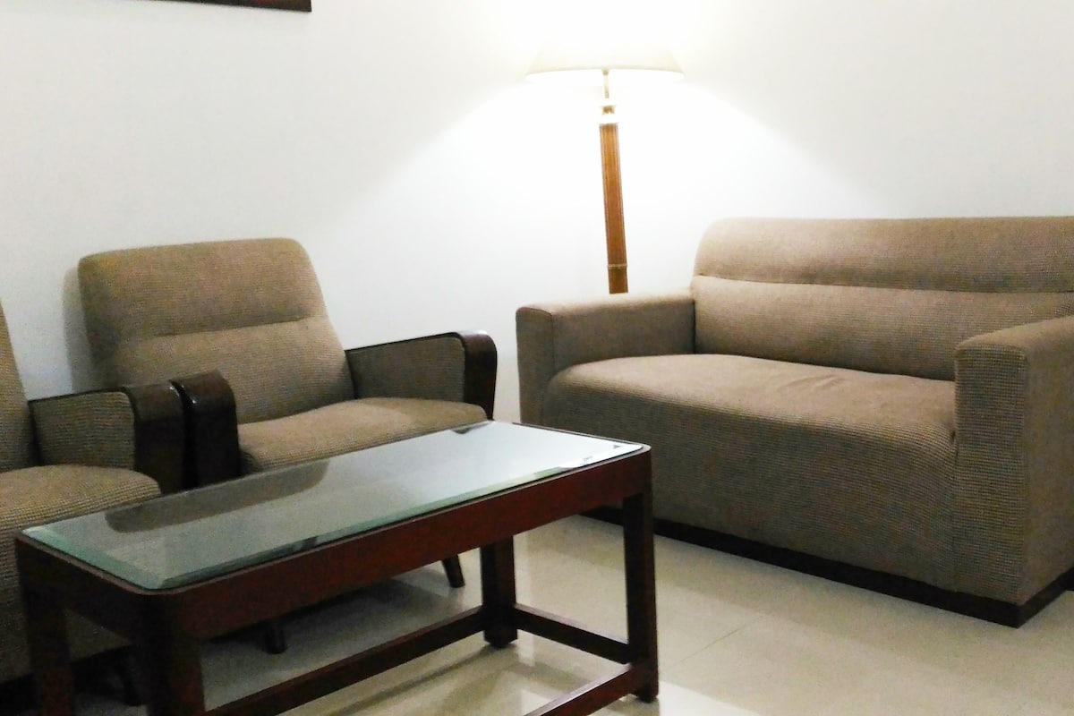 Marina Suite | Área de sala de estar | Televisión de 21 pulgadas con canales vía satélite