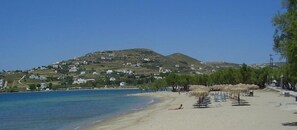Pantai di sekitar, kursi berjemur, payung pantai, dan snorkeling