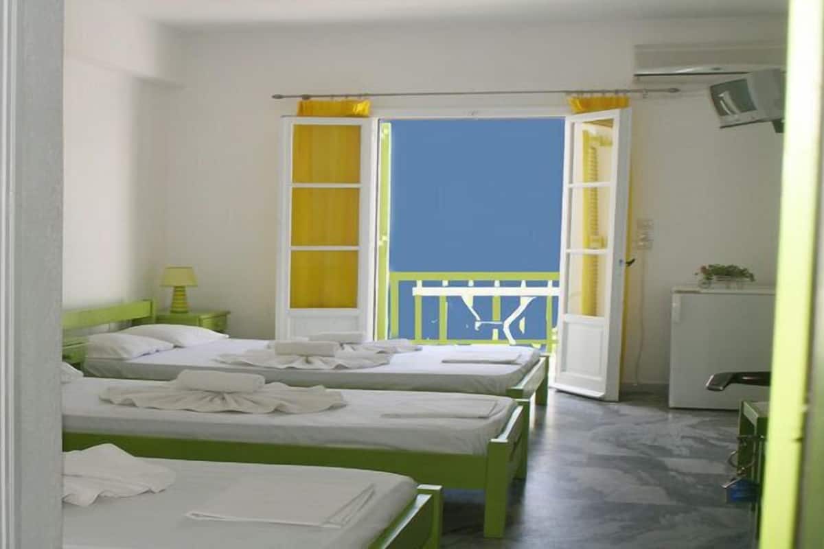 Quadruple Room | Cribs (surcharge), WiFi (free)