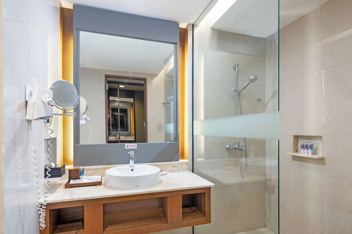 Baño | Ducha, artículos de higiene personal gratuitos y secador de pelo