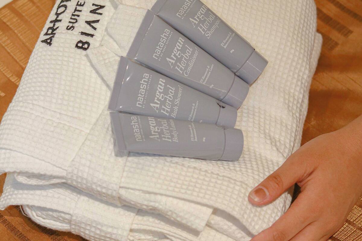 president suite | bathroom amenities | shower, free toiletries, hair dryer, bathrobes