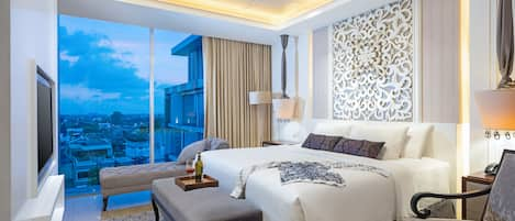 ARTSY Suite | In-room safe, desk, blackout curtains, soundproofing