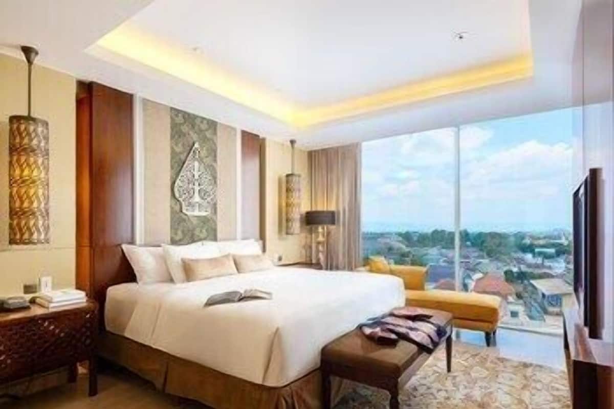 In-room safe, desk, blackout drapes, soundproofing