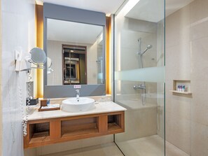 Dusche, kostenlose Toilettenartikel, Haartrockner, Bademäntel