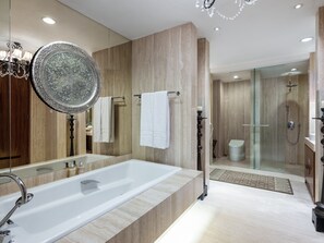President Suite | Badkamer | Een douche, gratis toiletartikelen, een haardroger, badjassen
