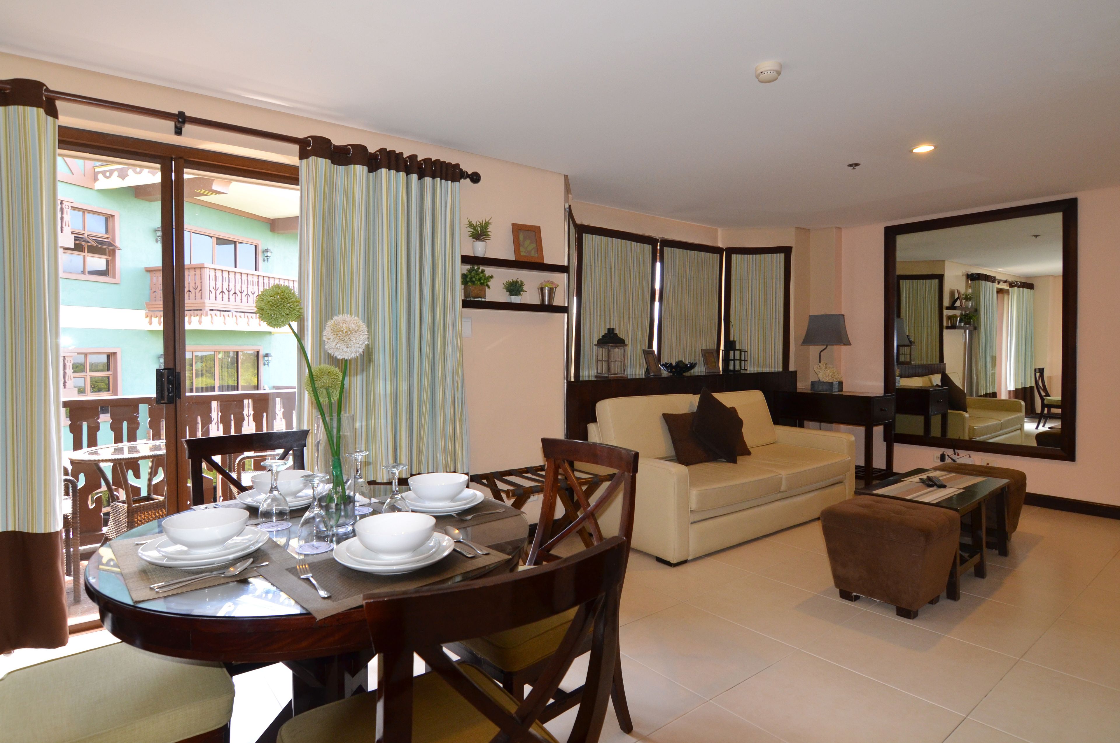 Suite, 2 Schlafzimmer | Wohnbereich | LCD-Fernseher, DVD-Player