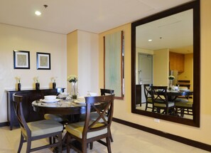 Suite, 2 chambres | Repas dans la chambre