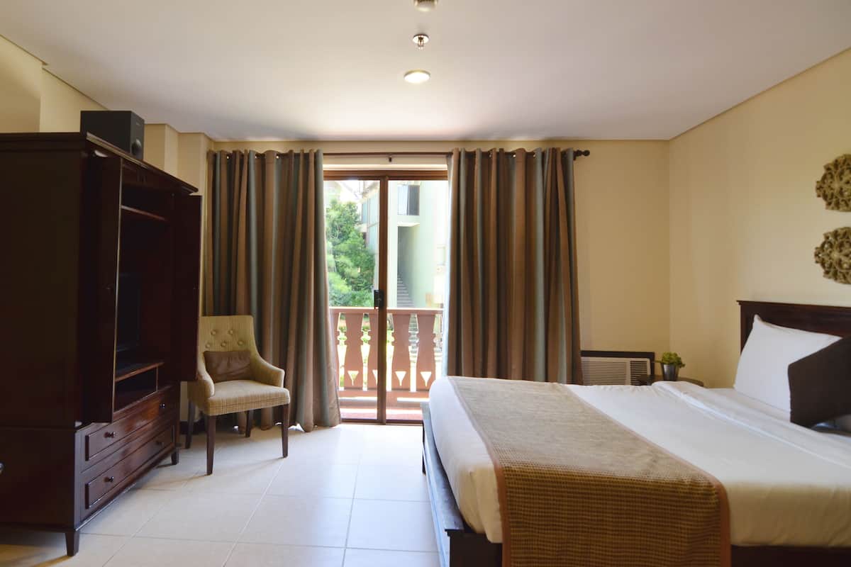Room, 1 Queen Bed | 1 bedroom, minibar, in-room safe, individually decorated