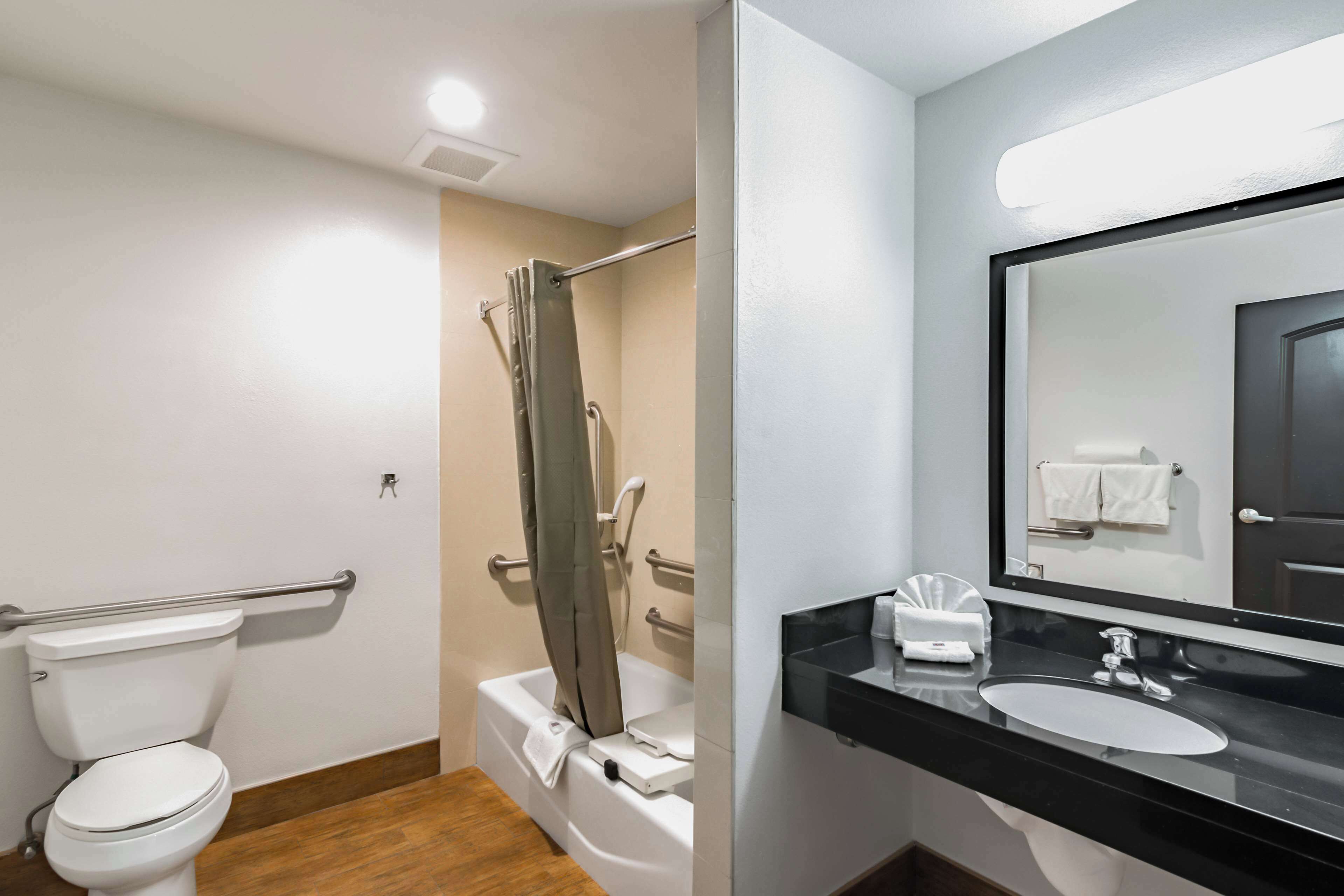 Ensemble baignoire-douche, séchoir à cheveux, serviettes fournies