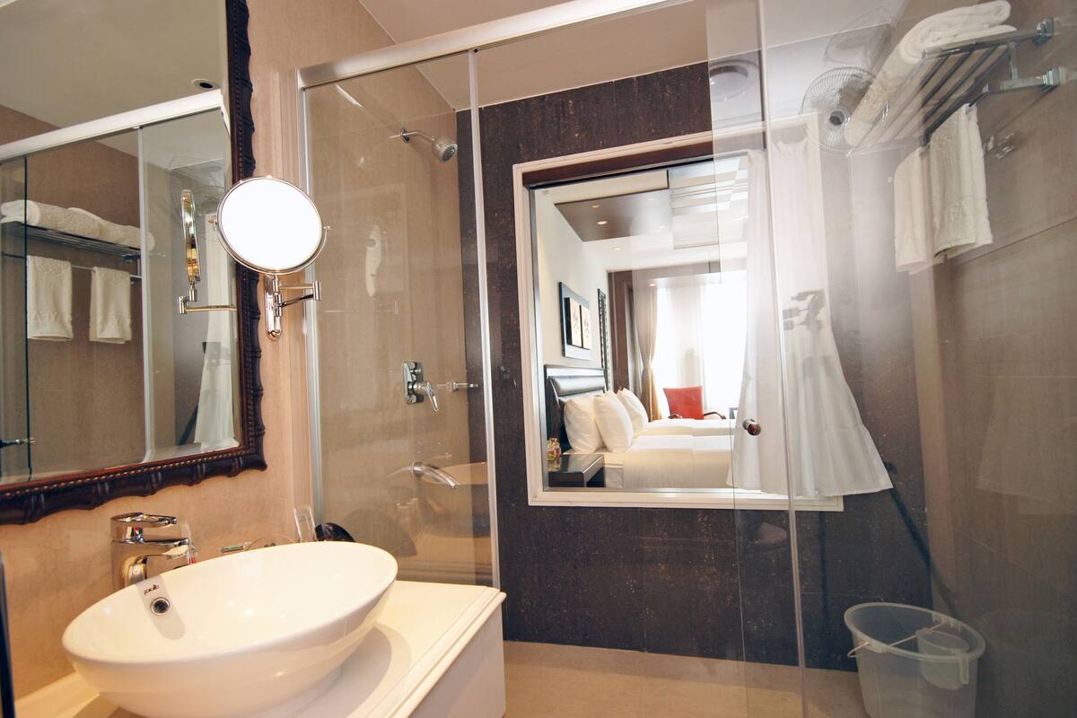 deluxe room | bathroom | free toiletries, hair dryer, bathrobes, slippers