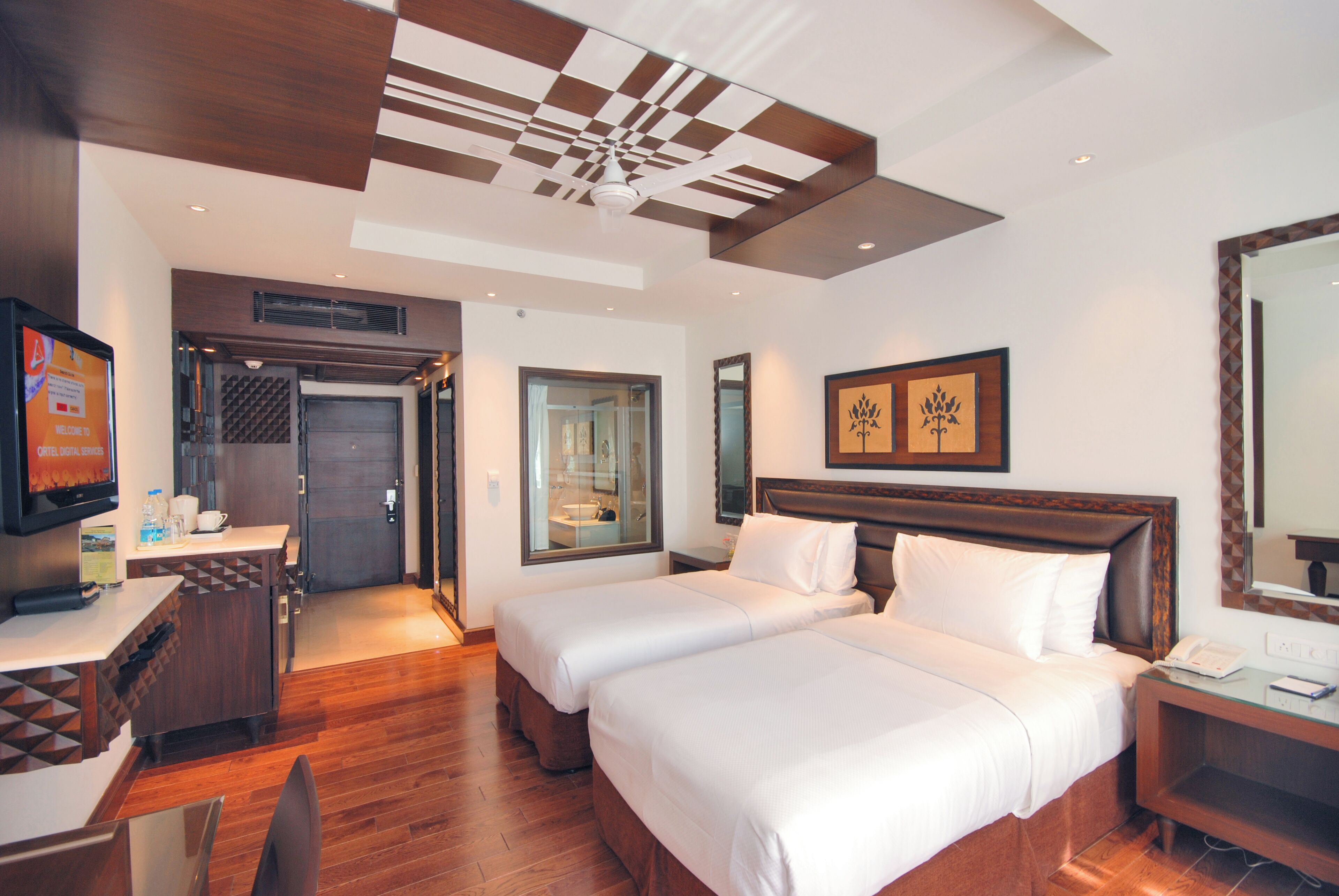 华丽客房 | 迷你吧、客房内保险箱、办公桌、笔记本电脑工作区