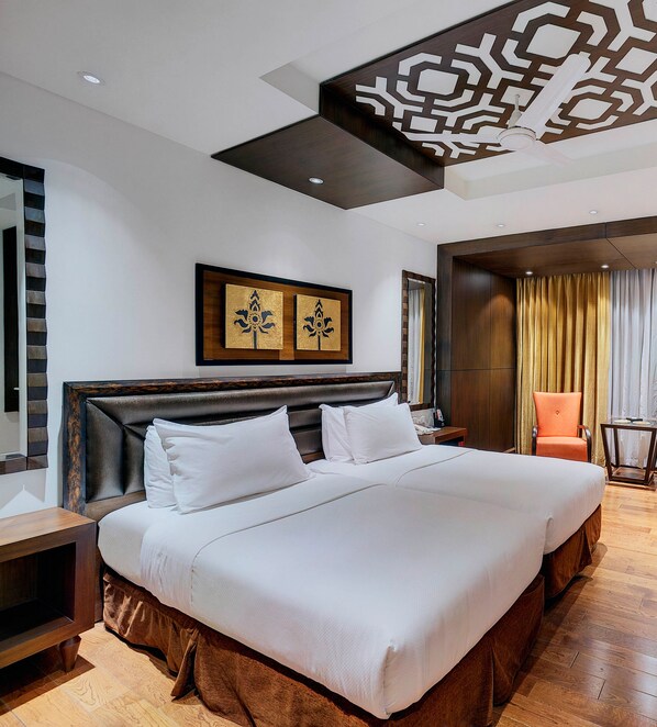 Deluxe-rum | Minibar, värdeförvaringsskåp på rummet och skrivbord