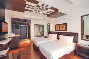 迷你吧、客房内保险箱、办公桌、笔记本电脑工作区