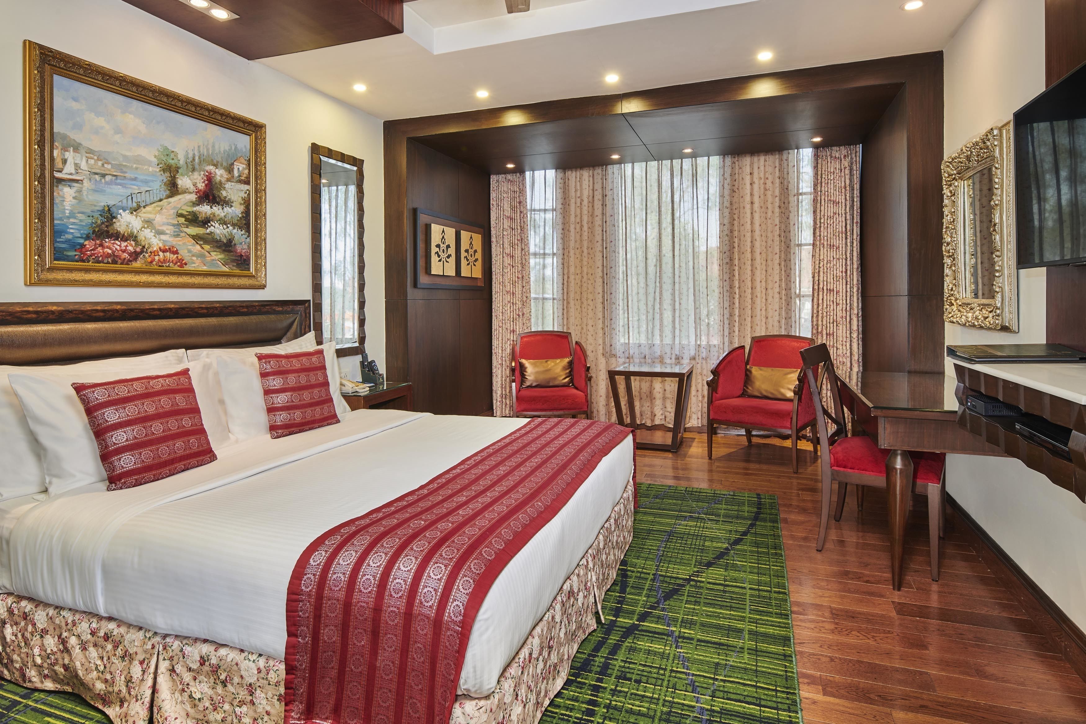 deluxe room | 1 bedroom, minibar, in-room safe, desk