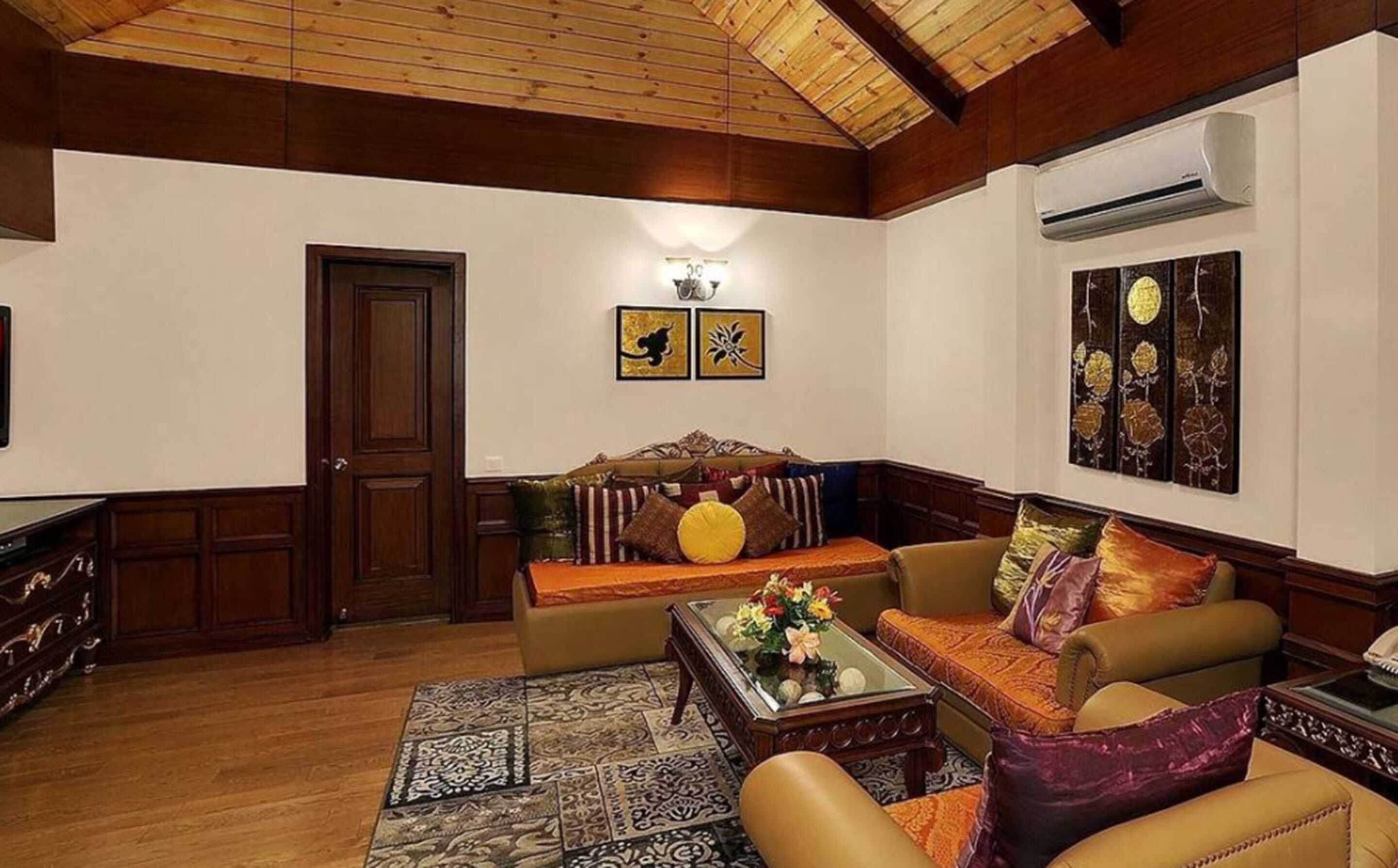 suite | living room | lcd tv, dvd player