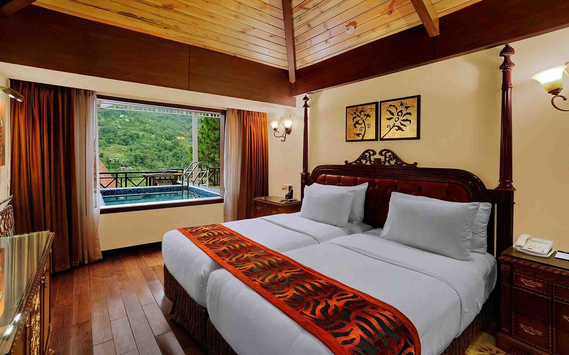 Frigobar (abastecido com itens grátis), cofres nos quartos