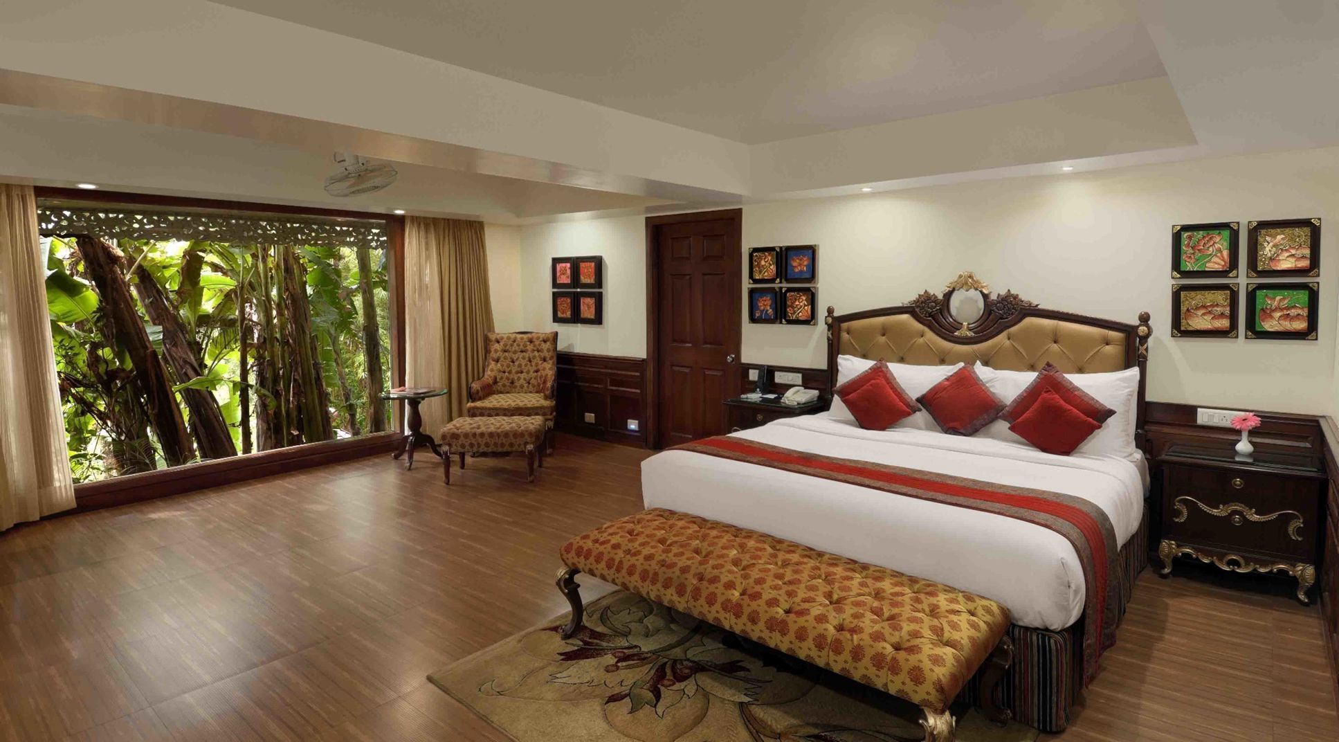 Frigobar (abastecido com itens grátis), cofres nos quartos