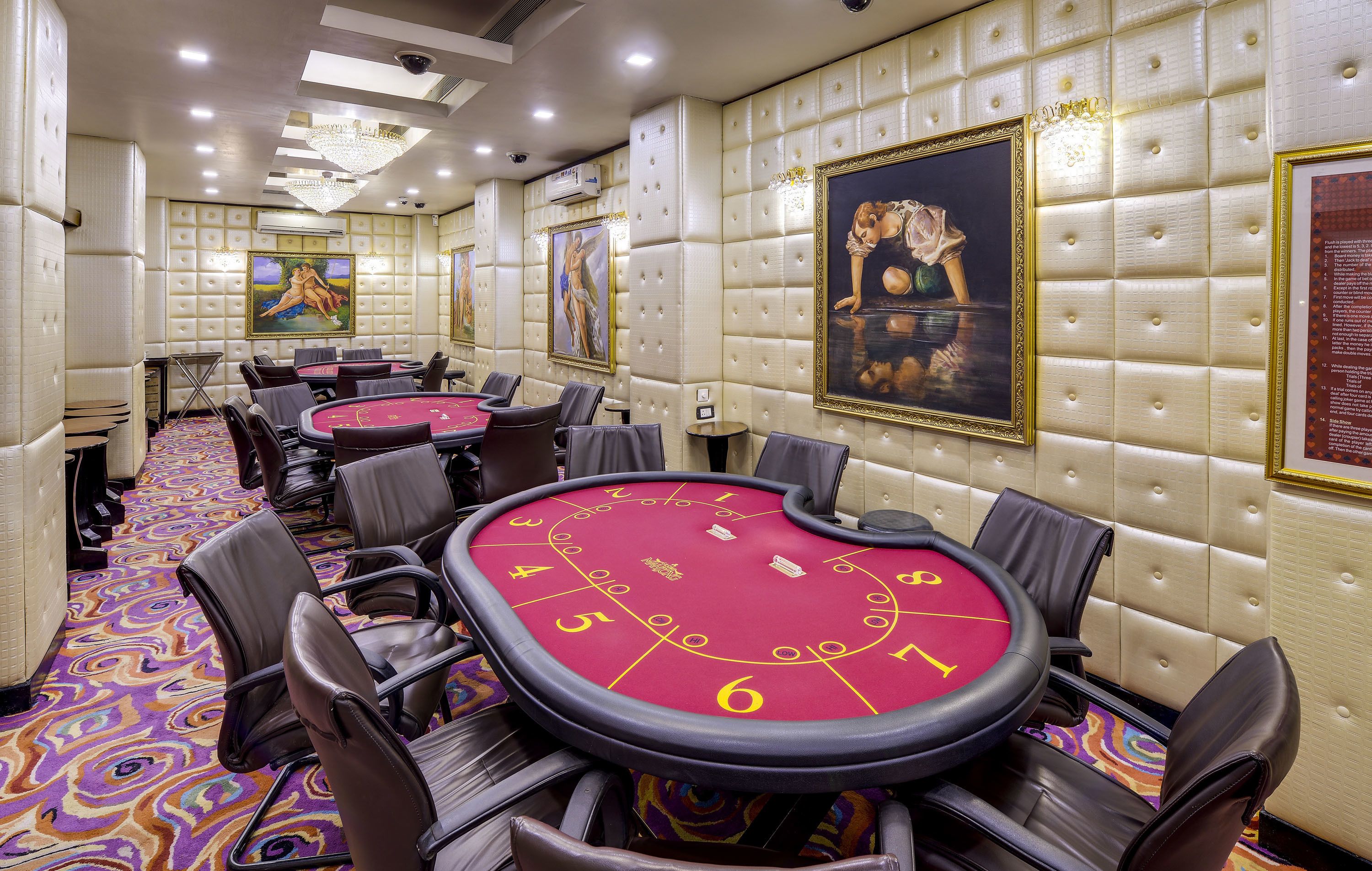 Et kasinorrum med flere blackjack-borde, komfortable siddepladser og kunst på væggene.
