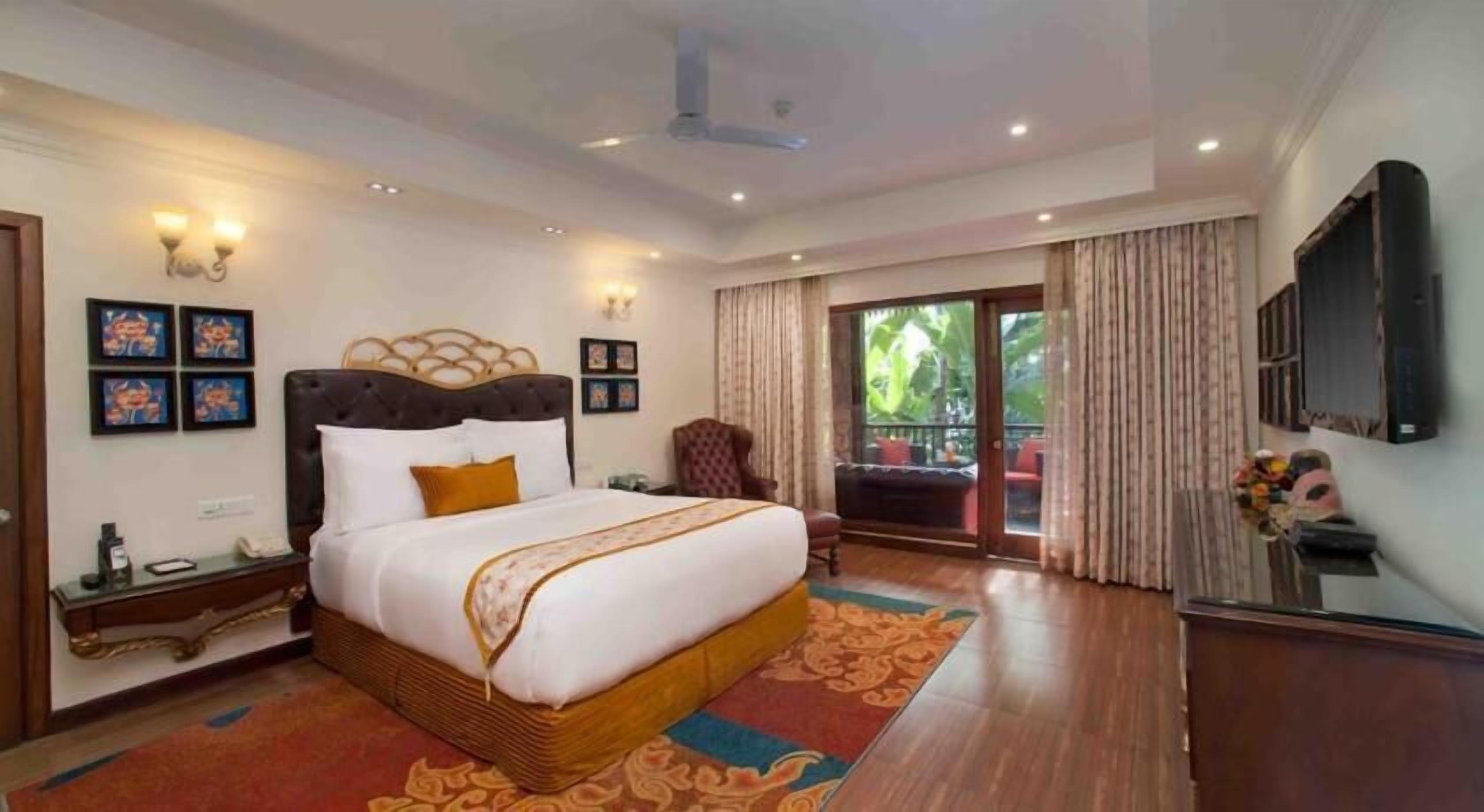 Frigobar (abastecido com itens grátis), cofres nos quartos