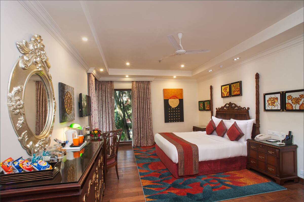 Premium Cottage | Free minibar, in-room safe, desk, laptop workspace