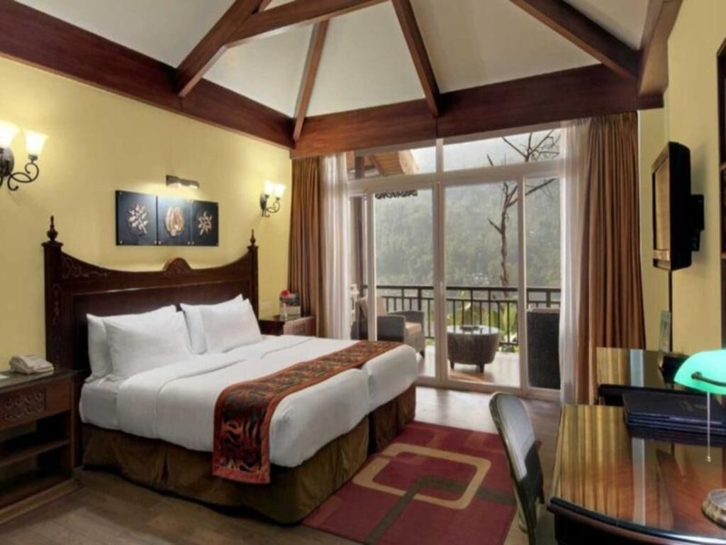 Frigobar (abastecido com itens grátis), cofres nos quartos