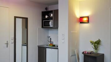 Réfrigérateur, micro-ondes, plaque de cuisson, bouilloire électrique