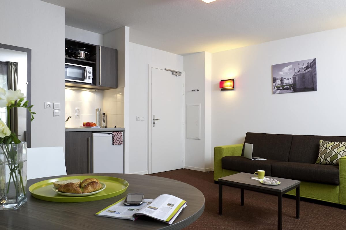 Leilighet, 1 soverom | Skrivebord, lydisolert, strykejern/-brett og wi-fi (inkludert)