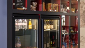 Una tienda llamada "Épicerie" con vitrinas de vidrio y una sección refrigerada.