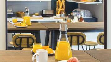 Tägliches Frühstücksbuffet gegen Gebühr