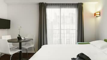 Skrivebord, lydisolert, strykejern/-brett og wi-fi (inkludert)