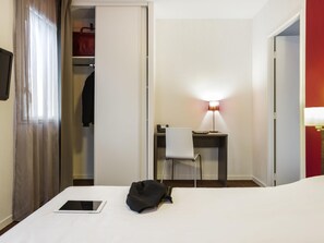 Estudio, 1 cama matrimonial (Large) | Escritorio, insonorización, tabla de planchar con plancha y wifi gratis