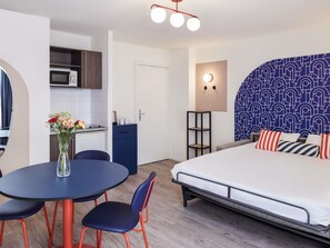 Apartamento, 1 habitación | Escritorio, sistema de insonorización, tabla de planchar con plancha