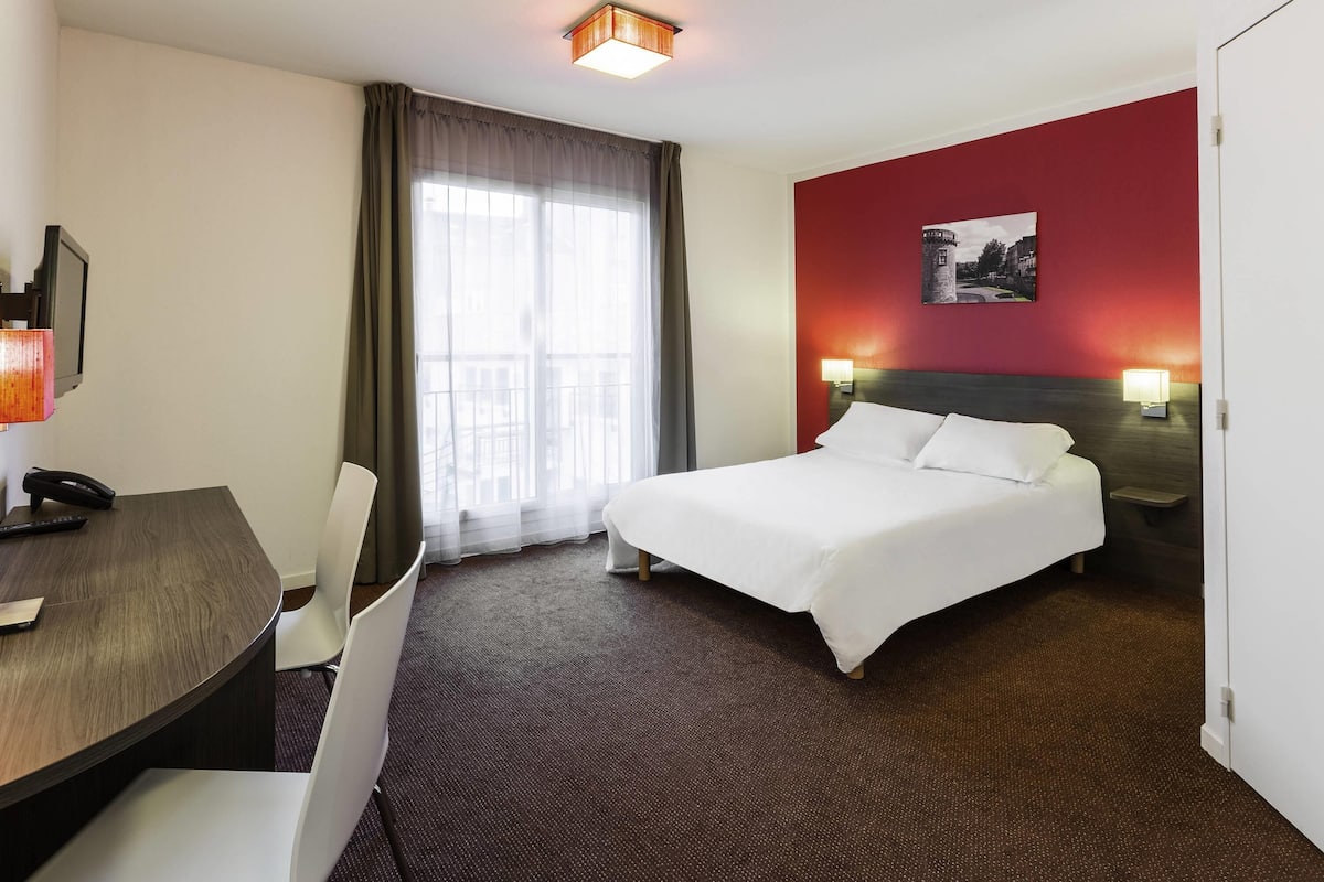 1 chambre, bureau, chambres insonorisées, fer et planche à repasser
