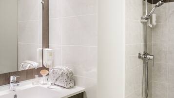 Appartement, 1 chambre | Salle de bain | Articles de toilette écologiques, serviettes fournies