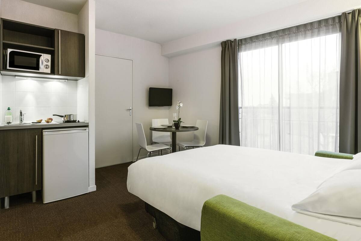 Desk, soundproofing, iron/ironing board, free WiFi