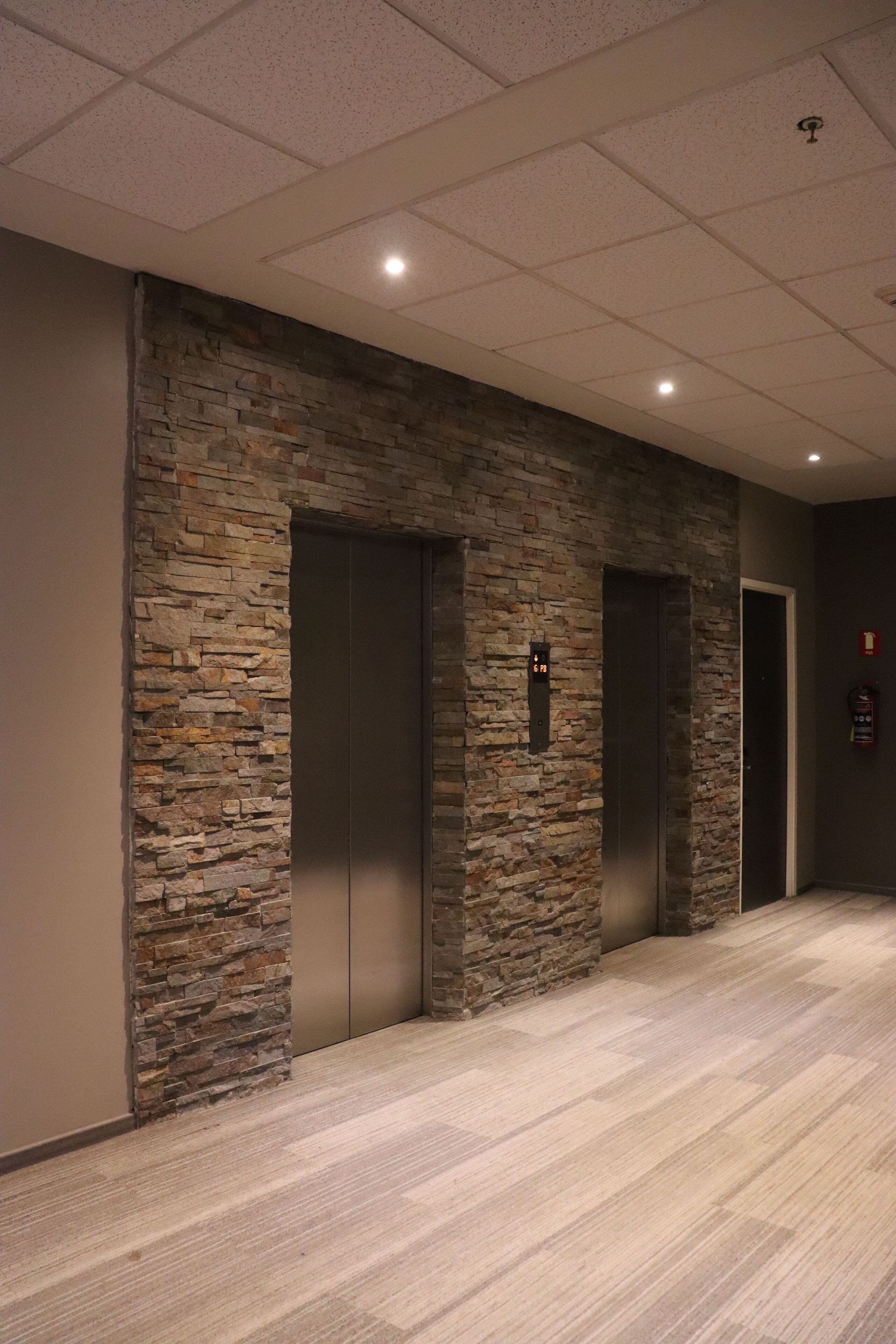 Zimmersafe, Schreibtisch, schallisolierte Zimmer, Bügeleisen/Bügelbrett