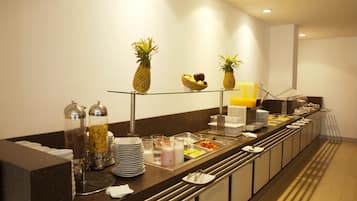 Daily cooked-to-order breakfast (MXN 179 per person)