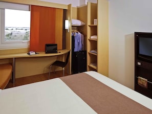 Zimmersafe, Schreibtisch, schallisolierte Zimmer, BĂŒgeleisen/BĂŒgelbrett