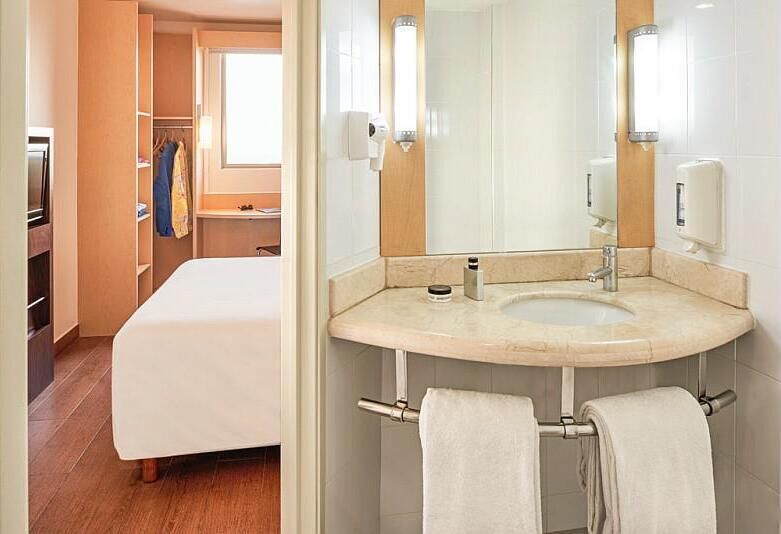 ห้องสแตนดาร์ดดับเบิล, เตียงใหญ่ 1 เตียง | ตู้นิรภัยในห้องพัก, โต๊ะทำงาน, ห้องเก็บเสียง, เตารีด/โต๊ะรีดผ้า