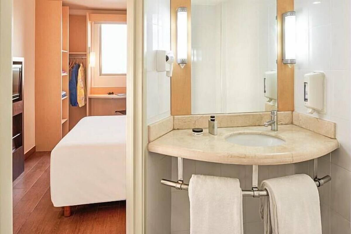 Standard-Doppelzimmer, 1 Doppelbett | Zimmersafe, Schreibtisch, schallisolierte Zimmer, Bügeleisen/Bügelbrett