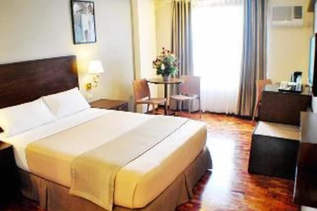 Minibar, két bảo mật tại phòng, bàn 
