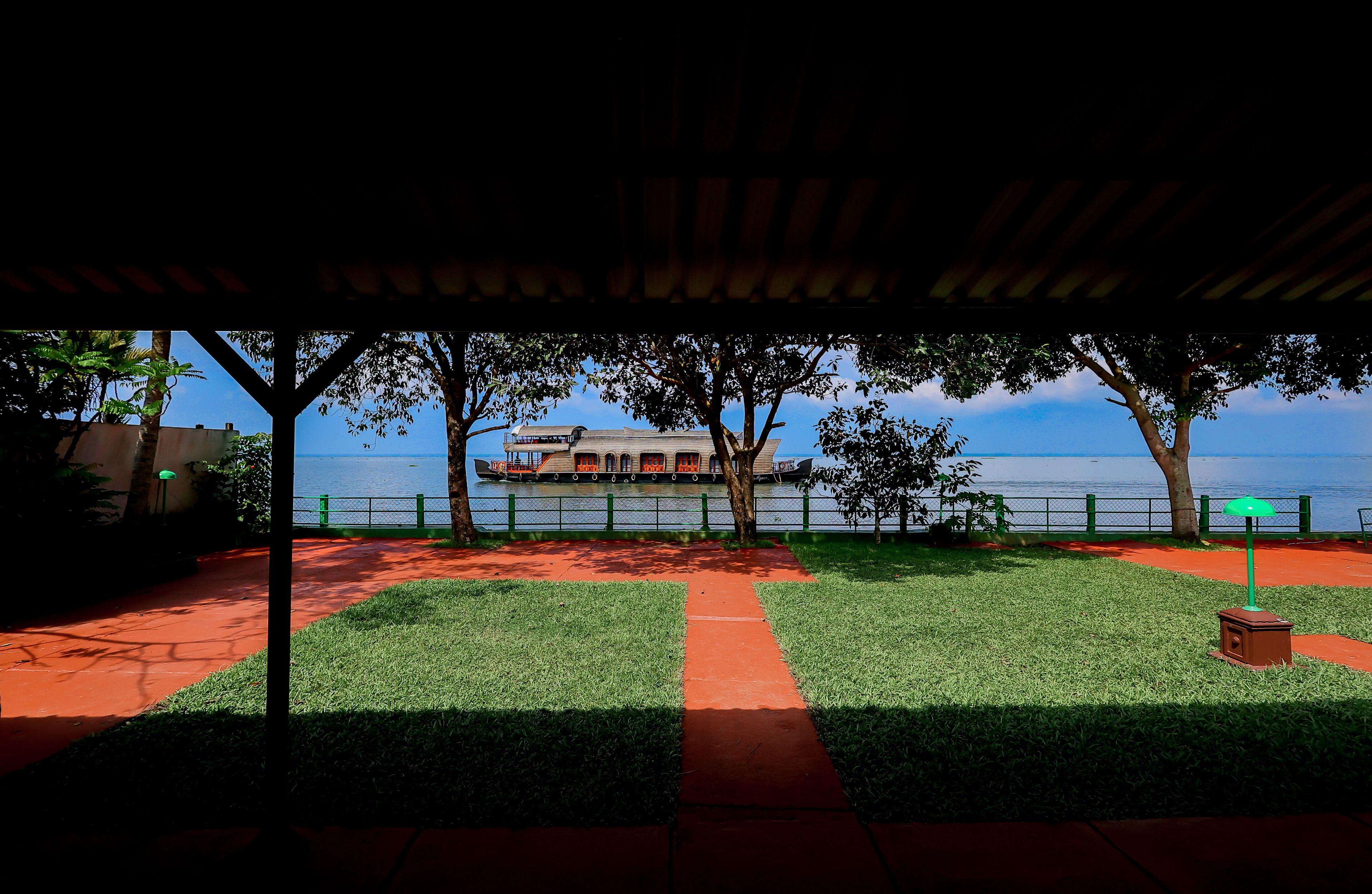 إطلالة على البحيرة