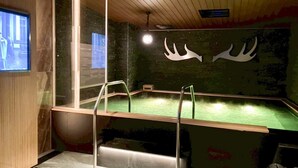 A billiards table with a green felt surface, surrounded by a wooden frame and metal railings. - HOTEL LiVEMAX Sapporo Nakajima Park GRANDE (Sapporo)
