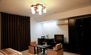 Premium bedding, minibar, in-room safe, individually decorated - Homeland Hotel (Hue)