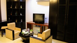 Deluxe Triple Room with City View | Living area | 26-inch LCD TV with satellite channels, TV - Homeland Hotel (Hue)