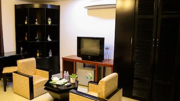 Deluxe Triple Room with City View | Living area | 26-inch LCD TV with satellite channels, TV