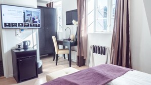 Escritorio, tabla de planchar con plancha, wifi gratis y ropa de cama 