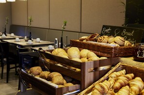 Se ofrece un desayuno bufé todos los días (por un coste adicional)
