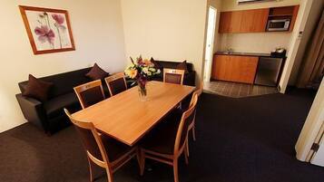 2 Bedrooms Suite | Living room | 32-inch LCD TV with digital channels, TV